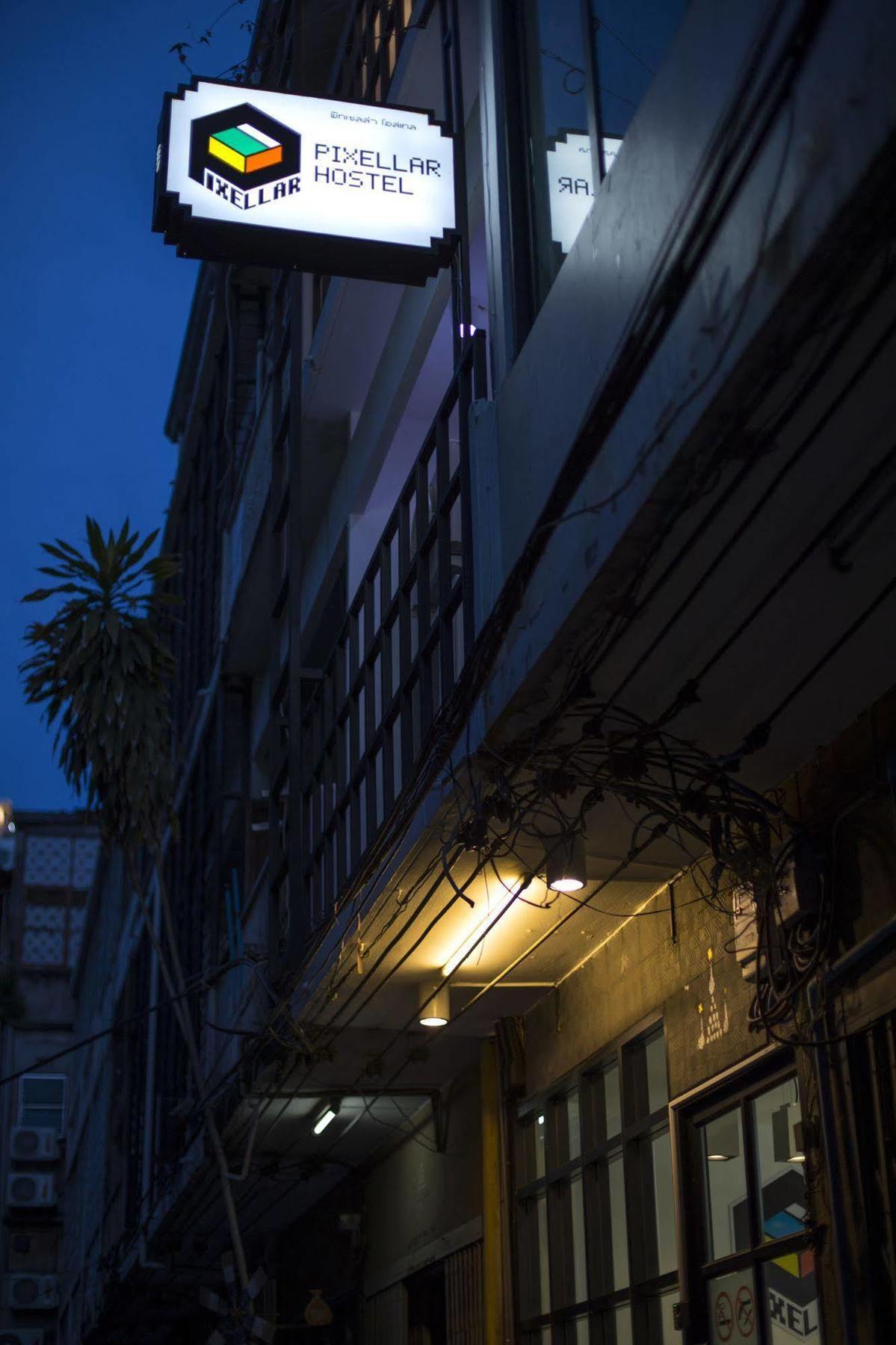 Pixellar Hostel Bangkok Buitenkant foto