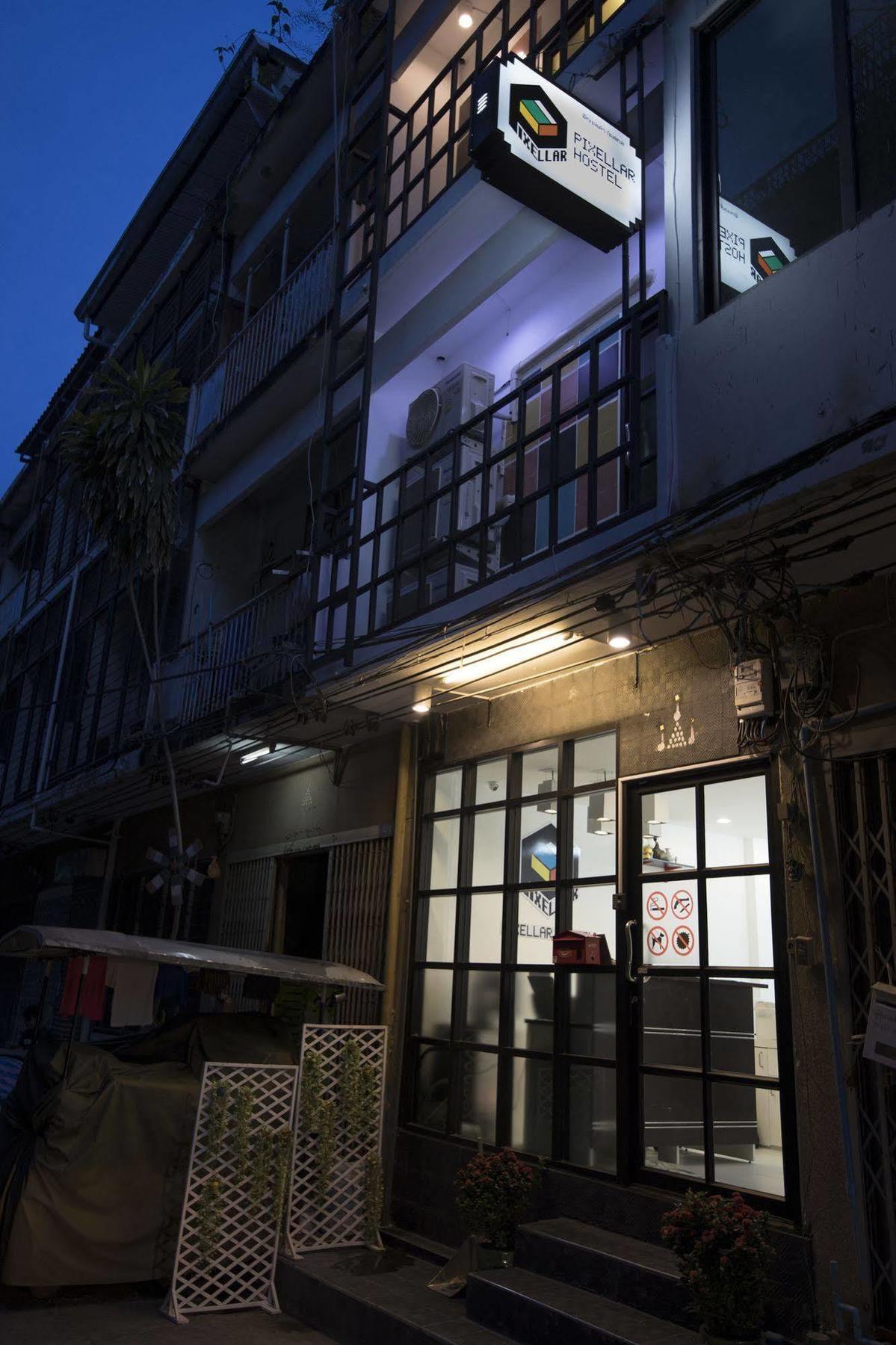 Pixellar Hostel Bangkok Buitenkant foto