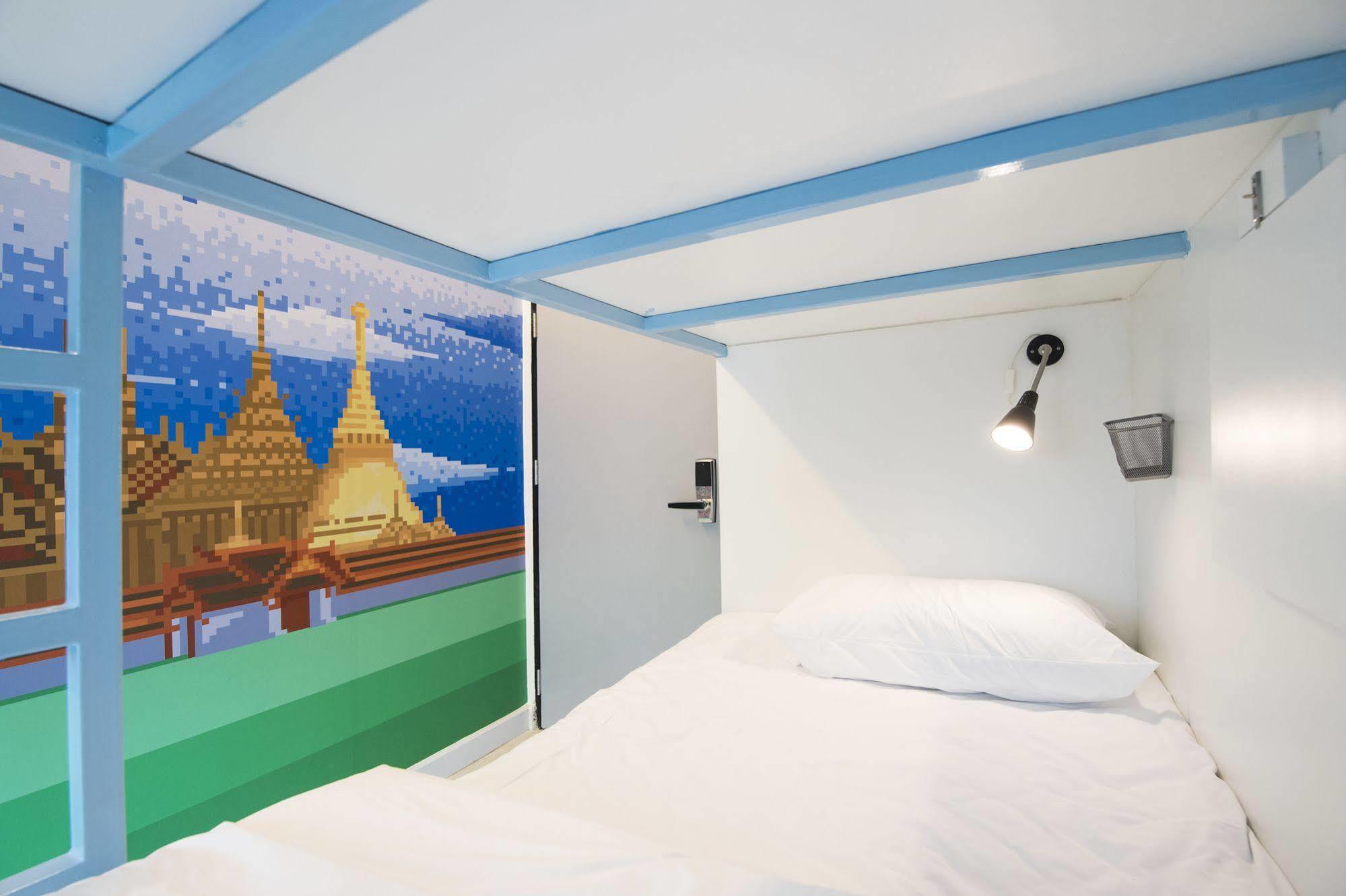 Pixellar Hostel Bangkok Buitenkant foto