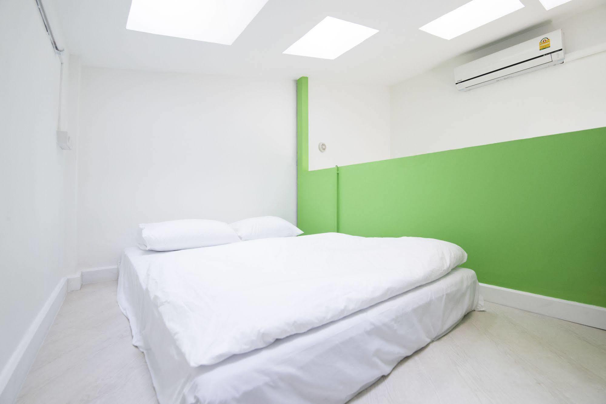 Pixellar Hostel Bangkok Buitenkant foto